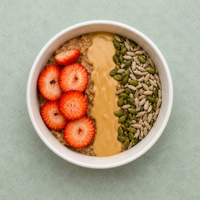 Porridge de avena, desayuno alto en proteína vegetal con coco milk