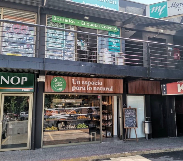 Fachada de Aldea Nativa, tienda Los Trapenses en Lo Barnechea, un espacio para lo natural