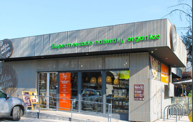 Fachada de Aldea Nativa, tienda Luis Pasteur en Vitacura, supermercado natural y orgánico
