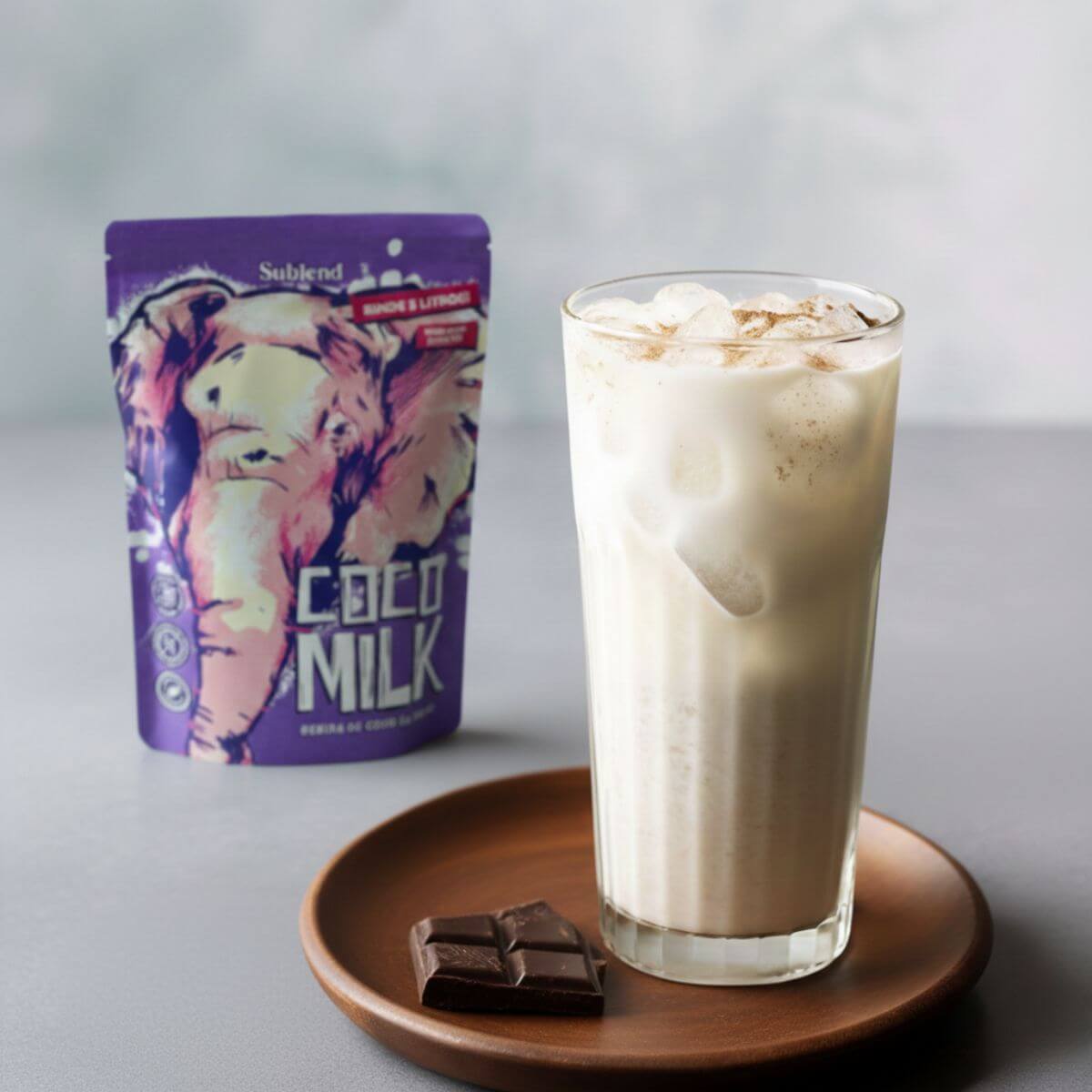 leche de coco con hielo y un chocolate